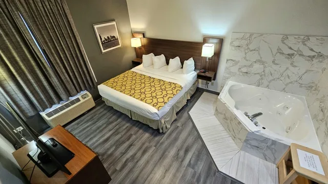 جناح بسرير كينج بحوض جاكوزي، Baymont by Wyndham Chicago/Calumet City 1/2