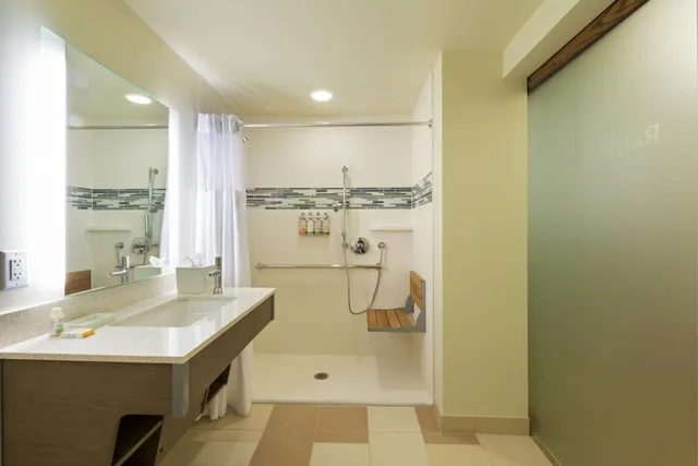 غرفة بسريرين منفصلين لذوي الإعاقة، EVEN Hotel Norwalk 5/8