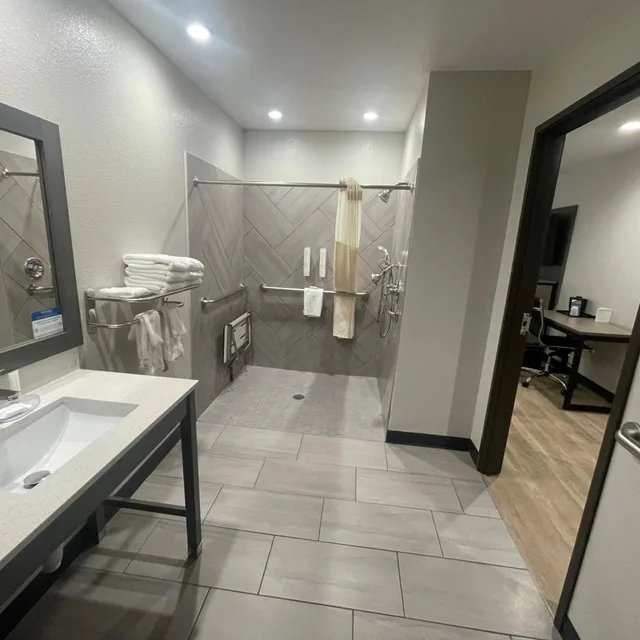 غرفة بسرير كوين لذوي الإعاقة، Clarion Pointe Fort Worth East - Arlington 1/1