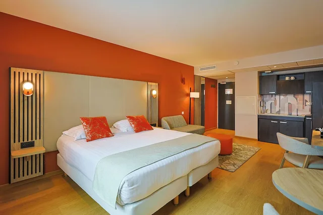 غرفة تنفيذية بسرير كوين، Seven Urban Suites Nantes Centre 1/6