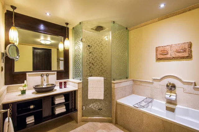 غرفة ديلوكس بسرير مزدوج بإطلالة على المسبح، Sharq Village & Spa, a Ritz-Carlton Hotel 3/5