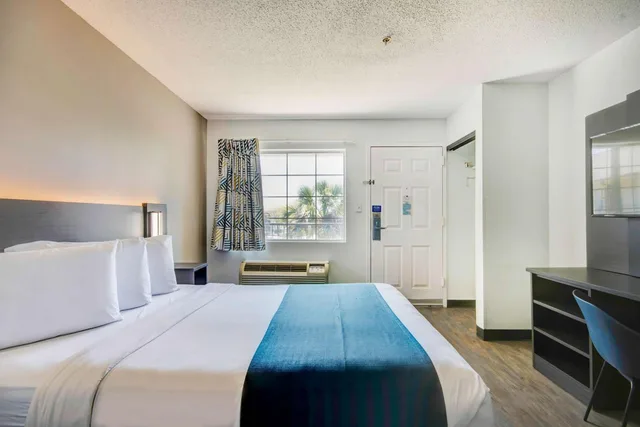 1 Queen Bed - Mobility Accessible Tub Nsmk، Studio6 Extended Stay - Ocean Springs, MS 3/8