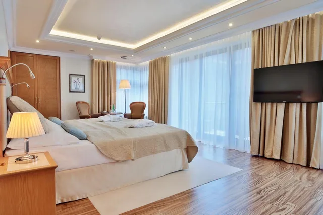 جناح غراند بإطلالة على النهر بشرفة بغرفتي نوم، Retro Riverside Wellness Resort 1/5