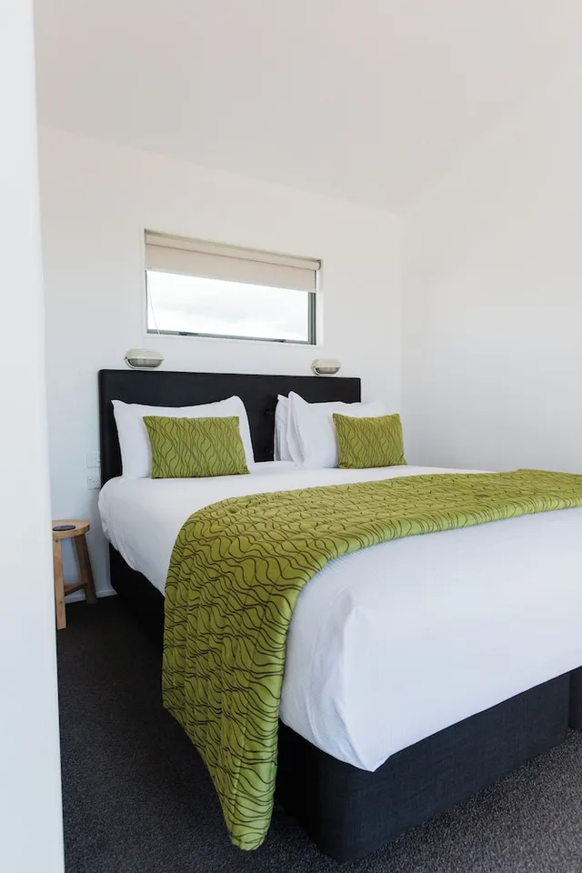 Elite, 1 Queen and 3 Bunk Beds, Ocean Front، Napier Beach Kiwi Holiday Park and Motels 3/7