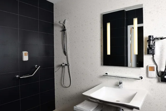 جناح بسرير مزدوج وسريرين منفصلين، Kyriad Prestige Perpignan Centre del Mon 7/10
