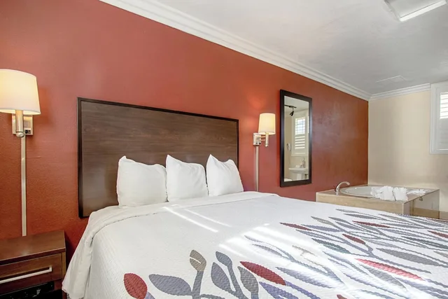 جناح كومفورت بسريرين كوين مع أريكة بمطبخ، Red Roof Inn & Suites Monterey 3/6