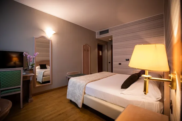 غرفة ديلوكس رباعية بسرير مزدوج وسريرين منفصلين، Hotel Palazzo Lovera 6/8