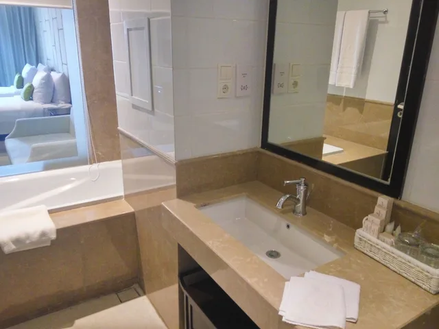 غرفة ديلوكس بسريرين منفصلين بشرفة، Jambuluwuk Oceano Seminyak Hotel 8/10