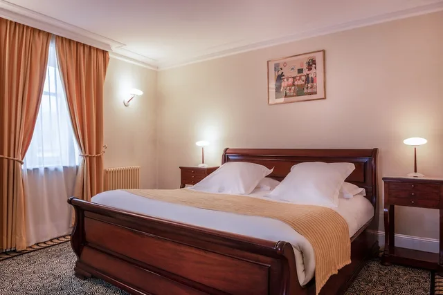 غرفة ديلوكس بسرير كينج، L Hotel de Beaune 1/3