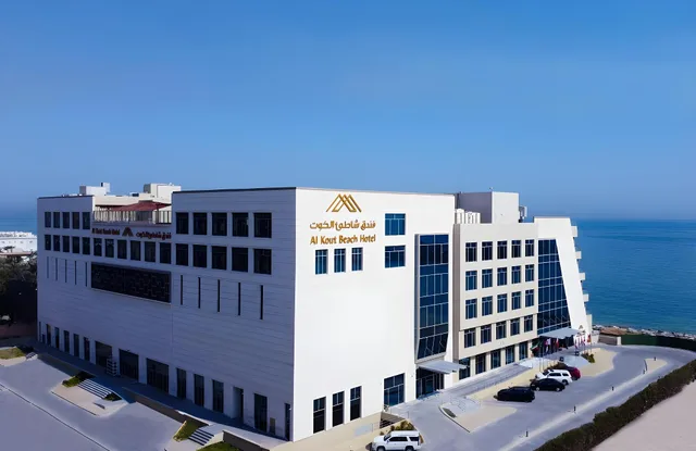 غرفة ديلوكس بسرير كينج وسريرين منفصلين بإطلالة جزئية على البحر، Al Kout Beach Hotel 1/2