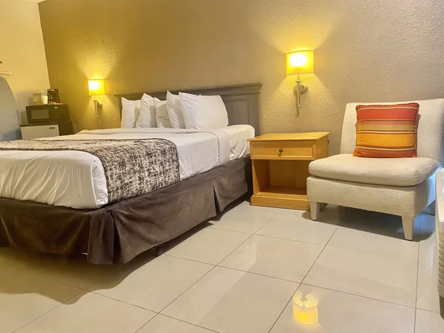 غرفة تقليدية بسرير كينج لذوي الإعاقة، Garden Inn Homestead 3/9