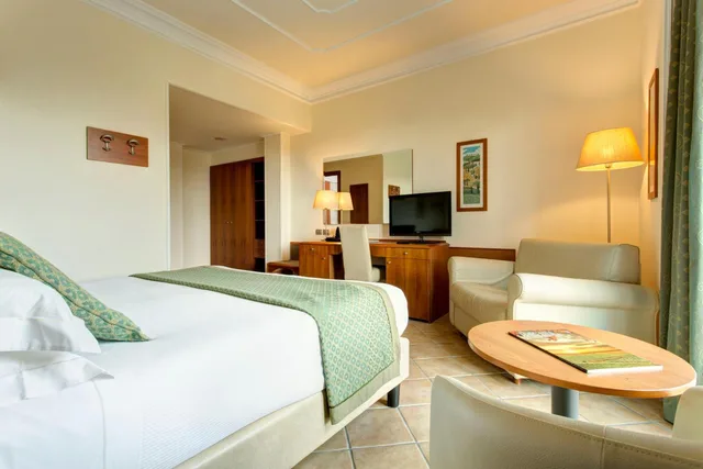 غرفة ثلاثية بسرير كوين مع أريكة، Hotel Athena Siena 2/10