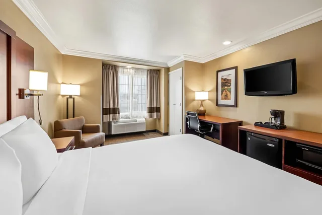 Standard, King Bed, Comfort Inn & Suites Salinas City Center Area 5/10