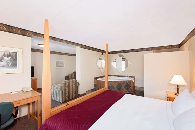 Suite, Queen Bed, Jetted Tub, Main Floor، Ramada By Wyndham Pinewood Park Resort North Bay 1/5