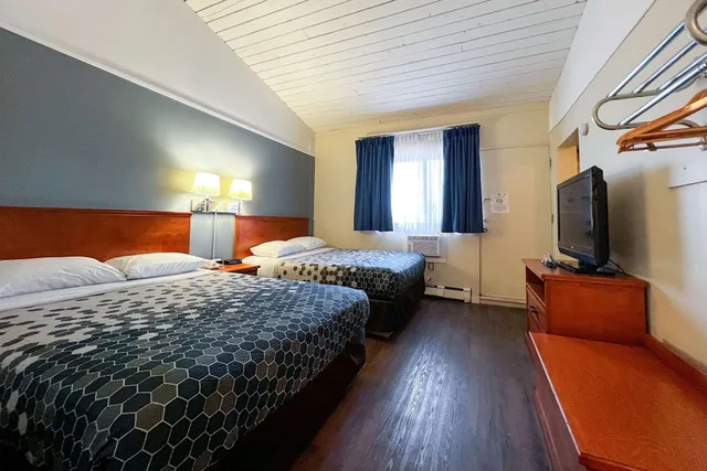 غرفة قياسية بسريرين مزدوجين يُسمح فيها بالحيوانات الأليفة، Econo Lodge Calgary Motel Village 5/10