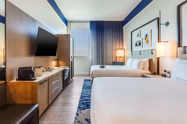غرفة قياسية بسريرين كوين، Serena Hotel Aventura Tapestry Collection by Hilton 3/4