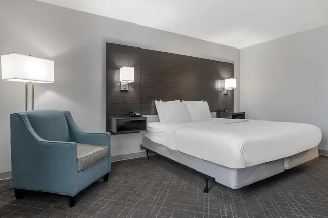 غرفة قياسية بسرير كينج مع أريكة لذوي الإعاقة، SureStay Plus by Best Western St. James Donaldsonville 1/2