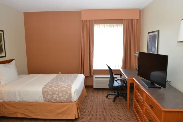 غرفة بسرير كينج، La Quinta Inn & Suites by Wyndham Lakeland East 3/3