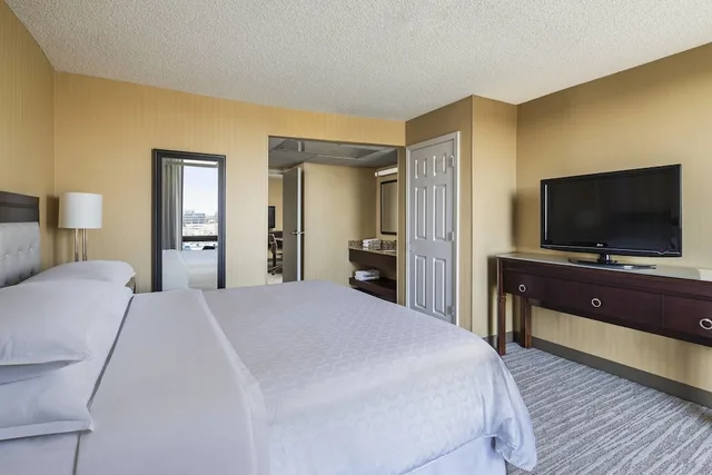 جناح بسرير كينج بغرفة نوم واحدة مع أريكة، Sheraton West Des Moines Hotel 5/8