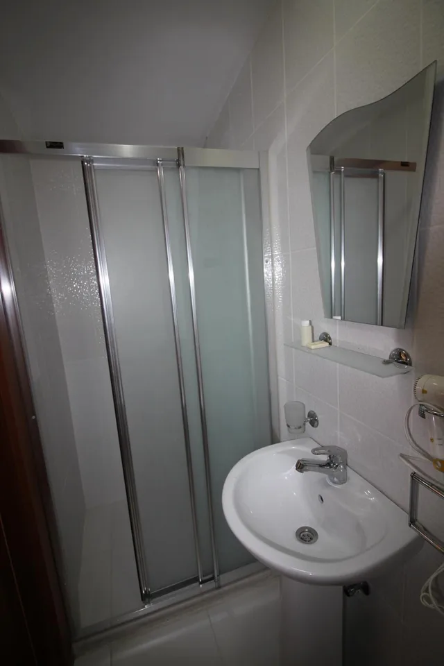 غرفة ثلاثية، Kadikoy Otel 5/8