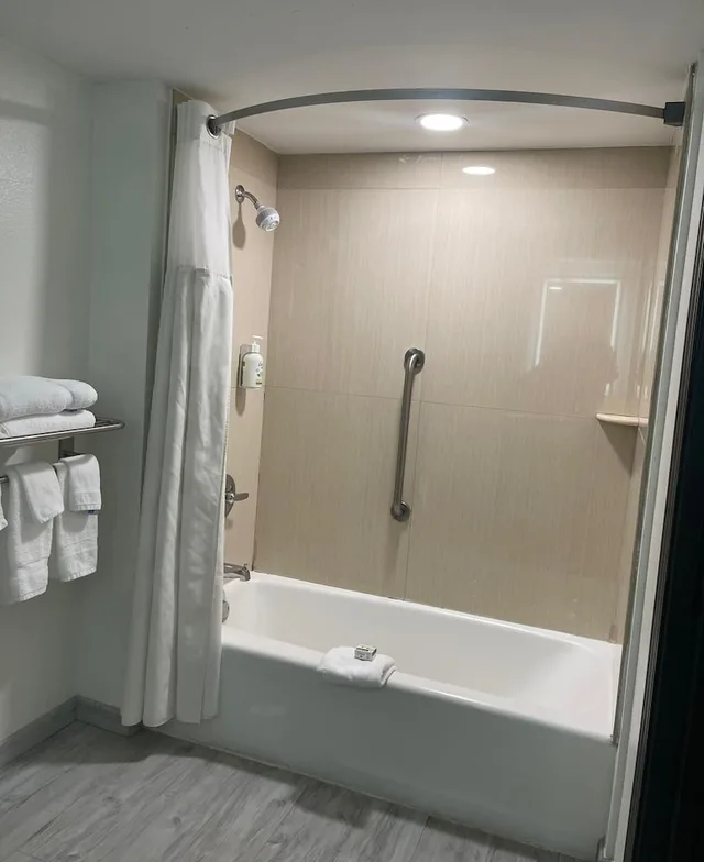 Room, Queen Bed, Exterior Entrance، Ramada By Wyndham Tuscaloosa 9/10