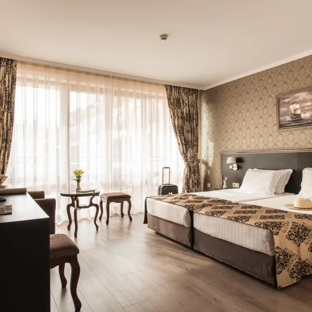 غرفة بسرير مزدوج بإطلالة على المسبح مع سرير إضافي، Hotel & Spa Diamant Residence 2/6
