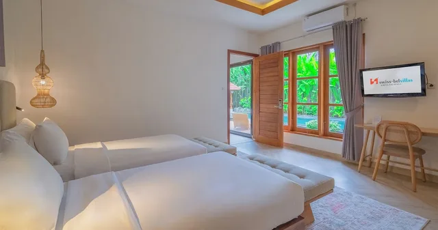 غرفة بسرير كينج وسريرين منفصلين بـ3 غرف نوم بمسبح خاص، Swiss-Belvillas Umalas 5/10