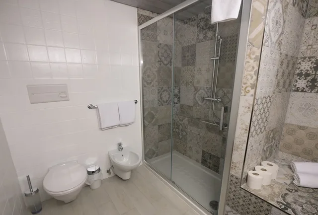 غرفة رباعية بسرير كوين مع أريكة، Family Hotel Schloss Rosenegg 2/2