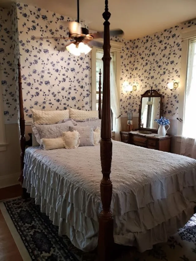 Queen Bed, The Lancaster Manor Bed and Breakfast 1/9