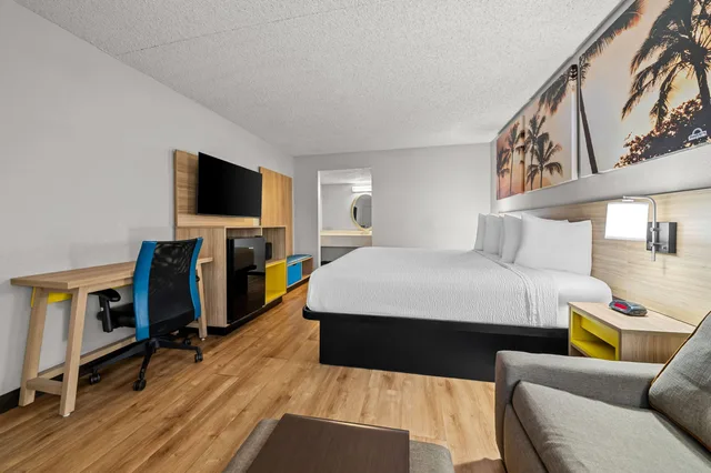 غرفة بسرير كينج، Days Inn by Wyndham Buena Park 1/3