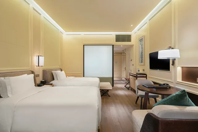 غرفة ديلوكس بسريرين منفصلين بشرفة، Hilton Dalian Golden Pebble Beach Resort 2/3