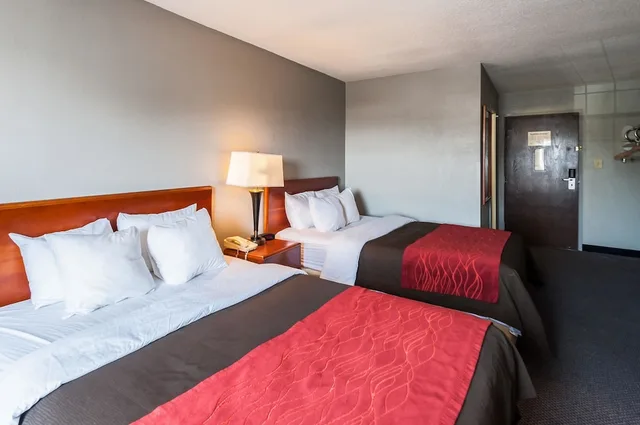 Standard, 2 Queen Beds, Quality Inn Solomons - Beacon Marina 2/4