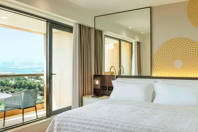 جناح عائلي بسرير فردي بإطلالة على البحر بغرفة نوم واحدة للمدخنين، Le Royal Meridien Beach Resort & Spa 1/5