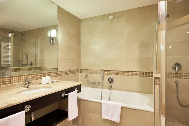 غرفة ديلوكس بسرير كوين، Unahotels Varese 7/10