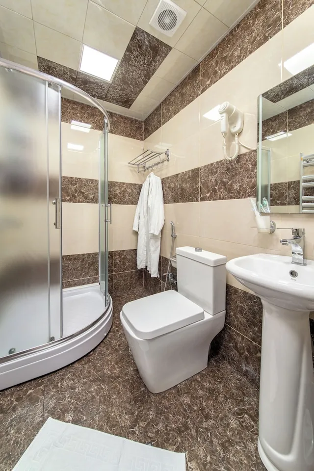 غرفة سوبيريور ثلاثية بسرير كوين وسرير فردي، Amea Baku Hotel 2/2