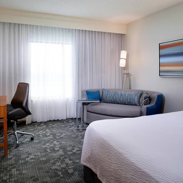 غرفة بسرير كينج مع أريكة بحوض استحمام لذوي الإعاقة، Courtyard Kansas City Overland Park/Convention Center 3/5