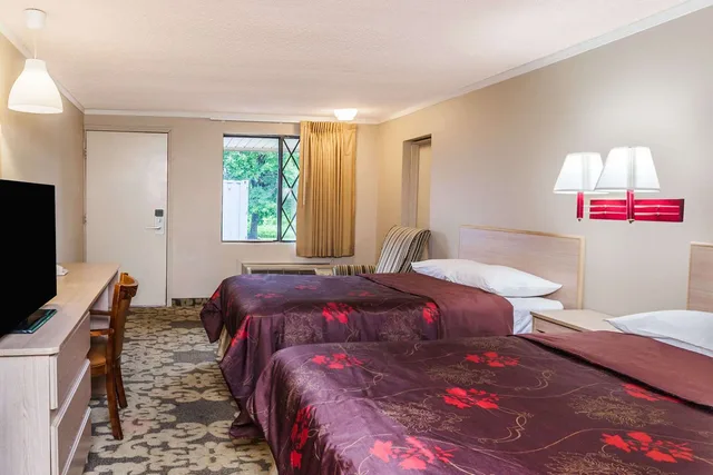 غرفة بسريرين كوين، Knights Inn Farmington Hill 1/3