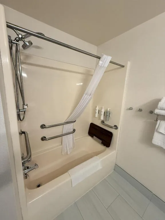 Room, King Bed, Sofa, Accessible, Spark by Hilton Appleton 10/10