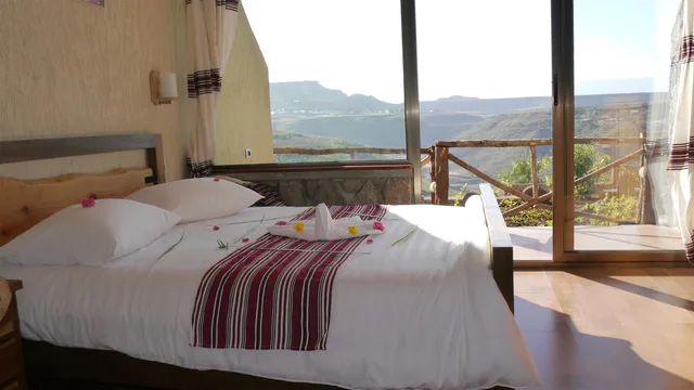 غرفة ديلوكس رباعية بسرير كوين وسريرين منفصلين بإطلالة على الجبل بشرفة بغرفتي نوم، Sora Lodge Lalibela 2/7