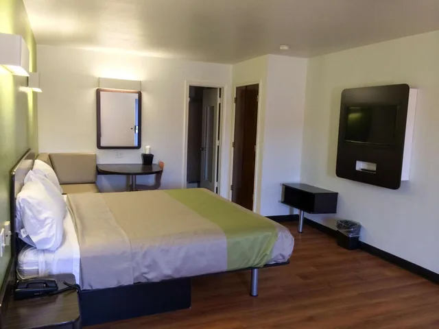 1 King Bed - Non-Smoking, Micfridge، Motel6 Longview Tx North 4/8