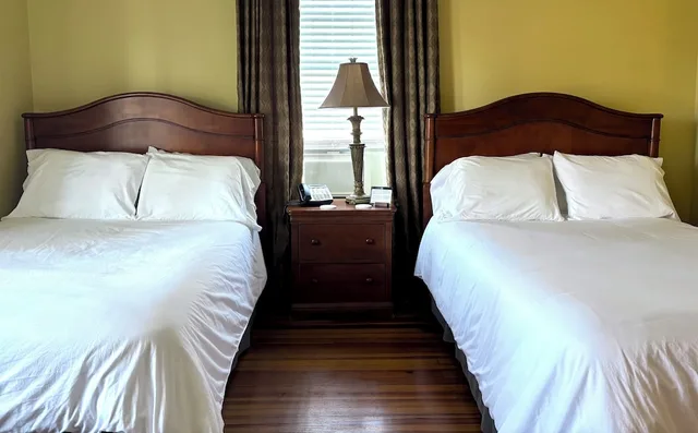 غرفة قياسية بسريرين مزدوجين بغرفة نوم واحدة، Grand Lux Inn 2/6