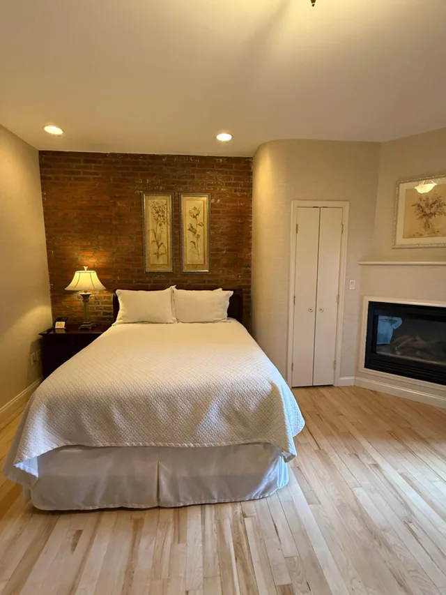 Deluxe, Queen Bed, Penn's View Hotel 1/9
