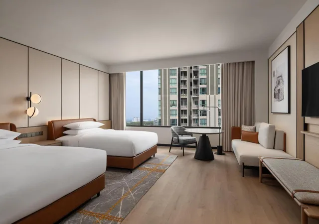 غرفة بريميير بسريرين منفصلين مع دخول صالة النادي، Sheraton Johor Bahru 1/4