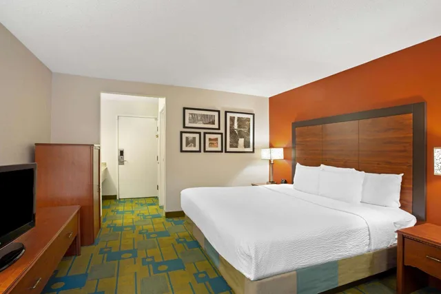 غرفة ديلوكس بسرير كينج، La Quinta Inn By Wyndham Auburn Worcester 1/10