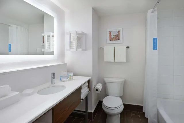 غرفة بسرير كينج، Hampton Inn and Suites by Hilton Montreal Dorval 3/4