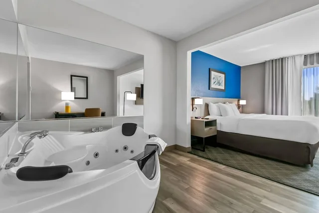 غرفة بسرير كينج بجاكوزي، Comfort Inn & Suites Grand Blanc/Flint 9/10