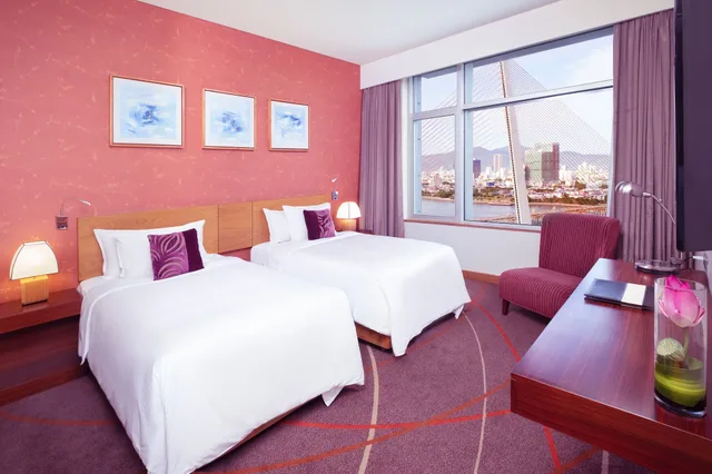 Deluxe, Twin Beds, City View, Executive Level، Grand Mercure Danang 5/8