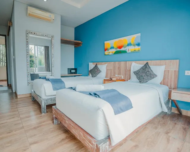 غرفة ديلوكس بسريرين منفصلين بإطلالة على المسبح بشرفة، THE TANIS BEACH RESORT NUSA LEMBONGAN 1/2