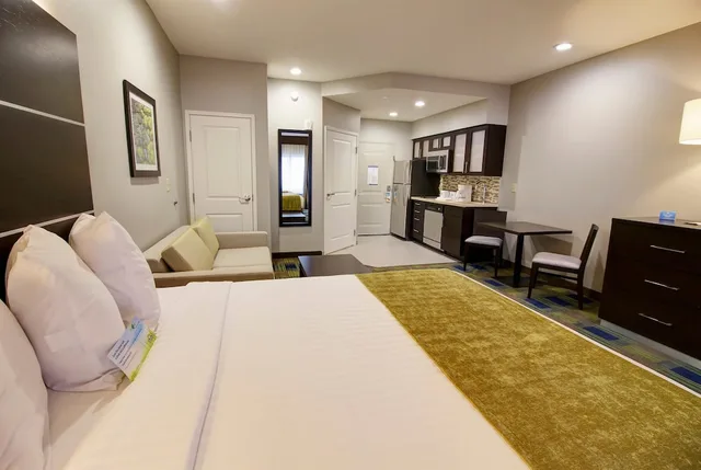Room, 2 Queen Beds, Accessible, Days Inn & Suites by Wyndham Port Arthur 3/4