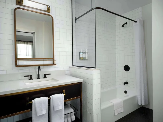 جناح جونيور مع أريكة، Hotel Phillips Kansas City Curio Collection by Hilton 6/6